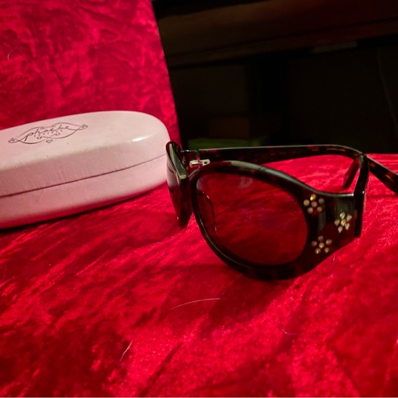 Phoebe Couture Tortoise Shell Sunglasses with rhinestone flowers includes case - Picture 3 of 4
